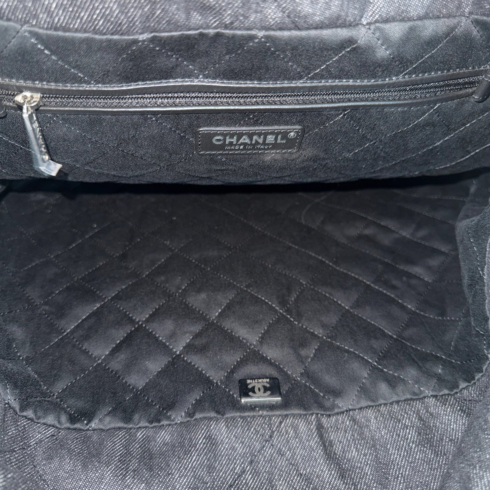 Chanel 22 mittelgroße Hobobag aus Denim Schwarz silberne Hardware / neuwertig Chanel
