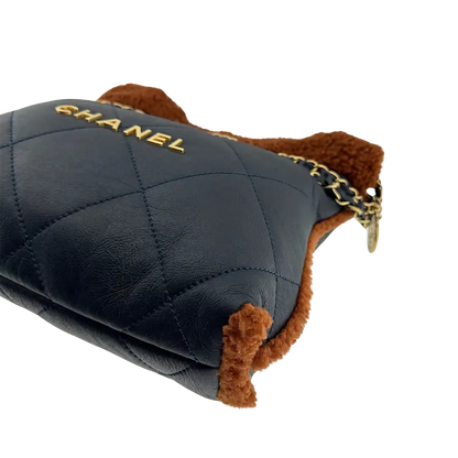 Chanel 22 kleine Hobobag aus Lammleder mit Lammfell / neuwertig Chanel