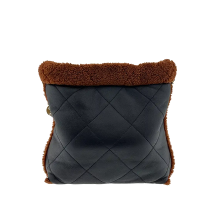 Chanel 22 kleine Hobobag aus Lammleder mit Lammfell / neuwertig Chanel