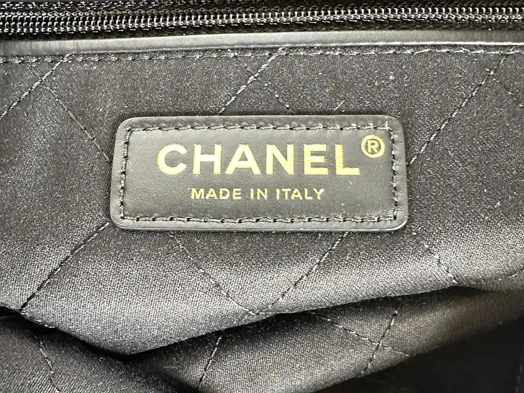 Chanel 22 kleine Hobobag schwarz weiß gestreift 2024 / neuwertig Chanel