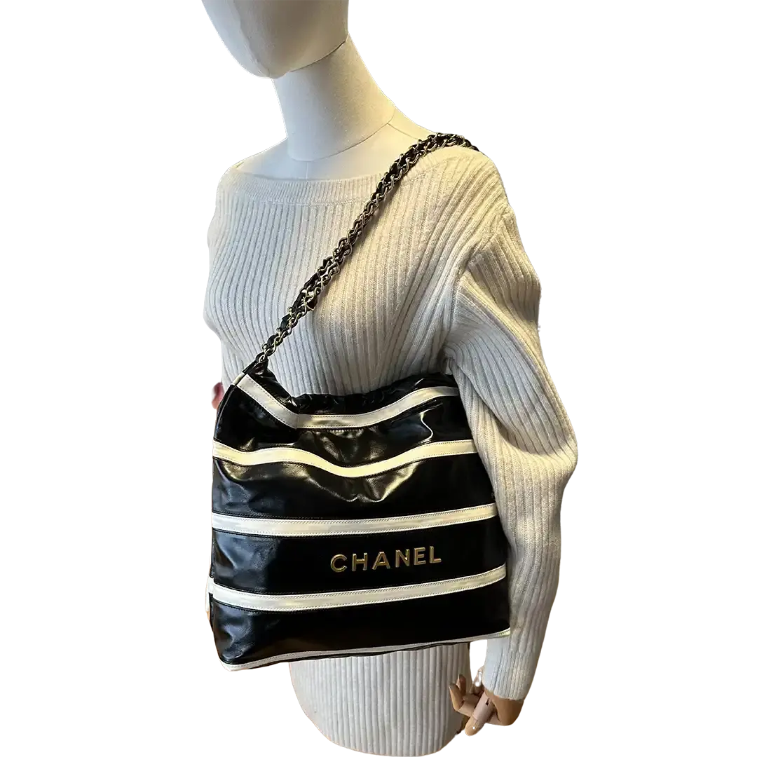 Chanel 22 kleine Hobobag schwarz weiß gestreift 2024 / neuwertig Chanel