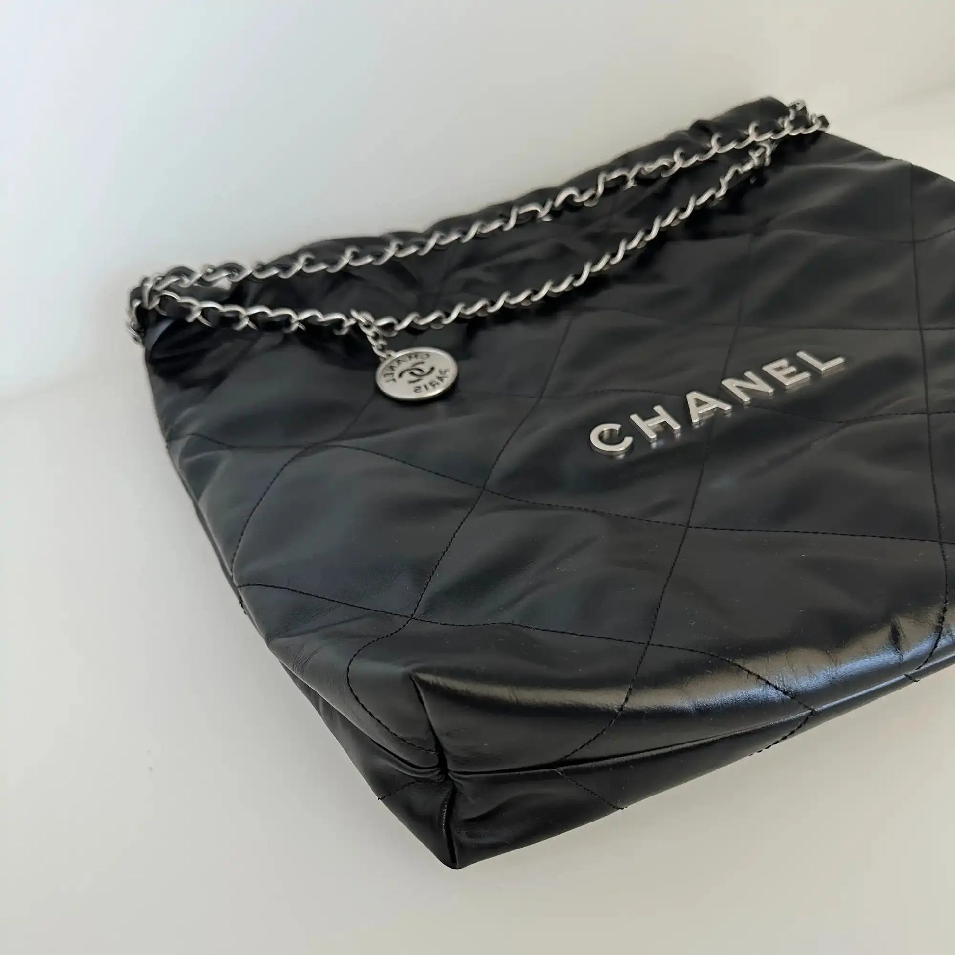 Chanel 22 mittelgoße Hobobag schwarz silberne Hardware 2024 Fullset / neuwertig Chanel
