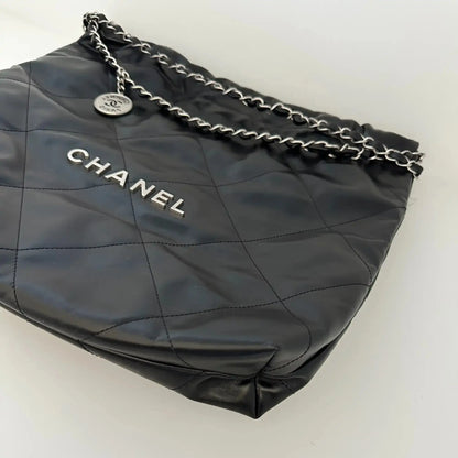 Chanel 22 mittelgoße Hobobag schwarz silberne Hardware 2024 Fullset / neuwertig Chanel