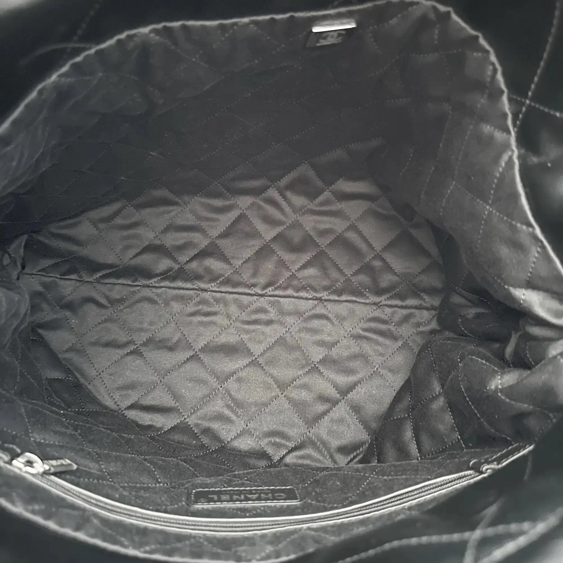Chanel 22 mittelgoße Hobobag schwarz silberne Hardware 2024 Fullset / neuwertig Chanel
