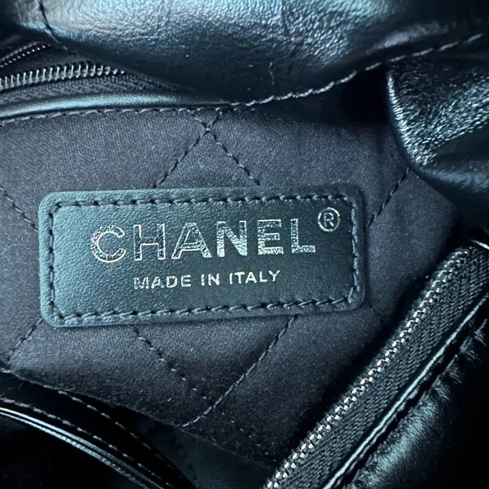 Chanel 22 mittelgoße Hobobag schwarz silberne Hardware 2024 Fullset / neuwertig Chanel