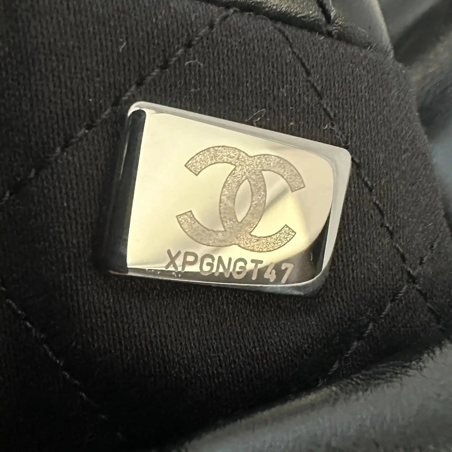 Chanel 22 mittelgoße Hobobag schwarz silberne Hardware 2024 Fullset / neuwertig Chanel