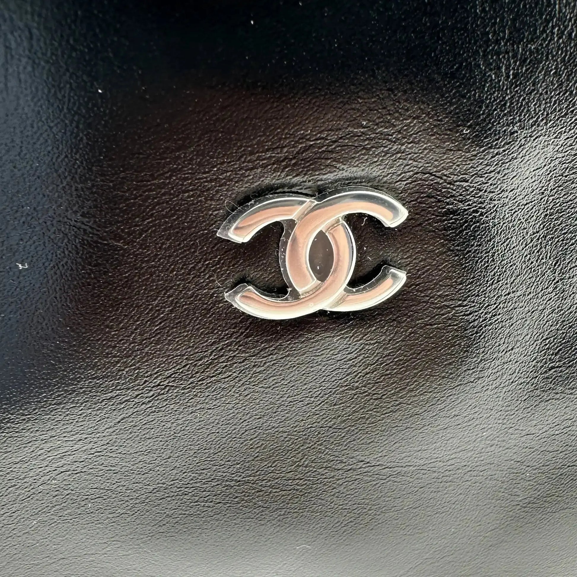 Chanel 22 mittelgoße Hobobag schwarz silberne Hardware 2024 Fullset / neuwertig Chanel