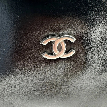 Chanel 22 mittelgoße Hobobag schwarz silberne Hardware 2024 Fullset / neuwertig Chanel