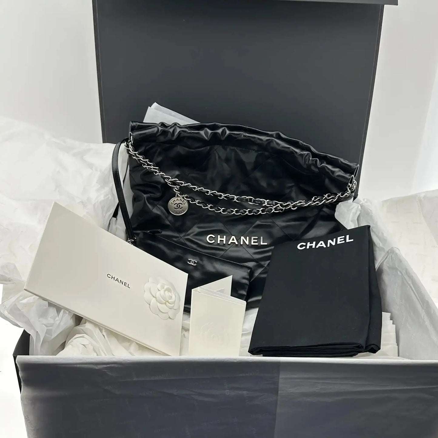 Chanel 22 mittelgoße Hobobag schwarz silberne Hardware 2024 Fullset / neuwertig Chanel