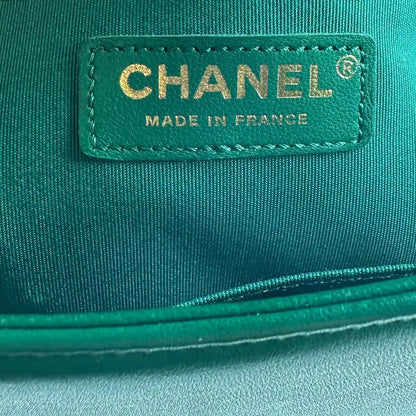 Chanel Boy Medium Lammleder grün Fullset / sehr gut Chanel