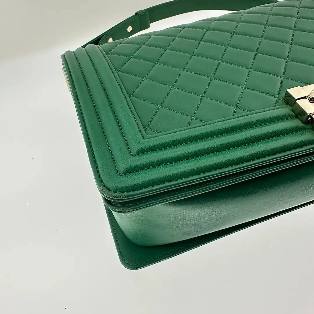 Chanel Boy Medium Lammleder grün Fullset / sehr gut Chanel