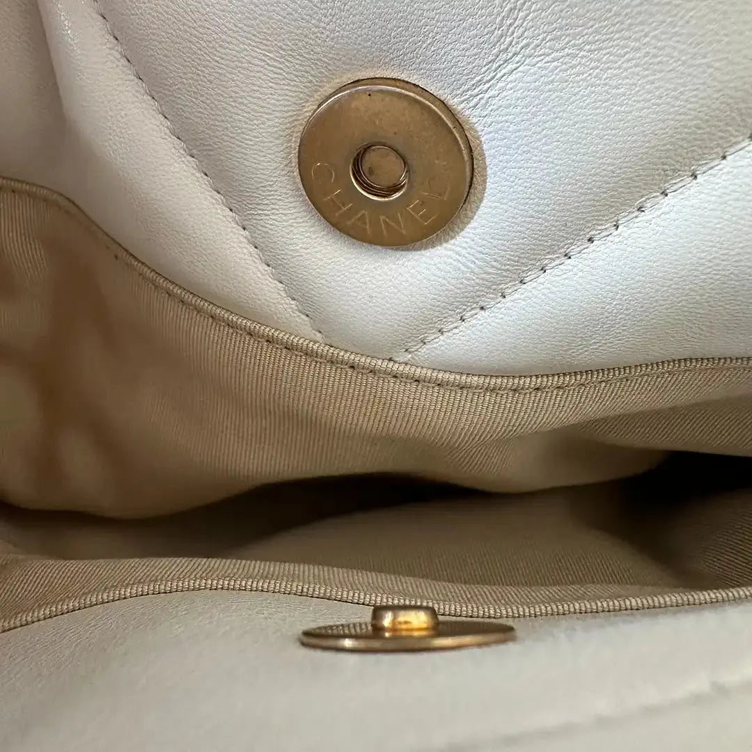 Chanel Chanel 19 Maxitasche Lammleder weiß / sehr gut Chanel