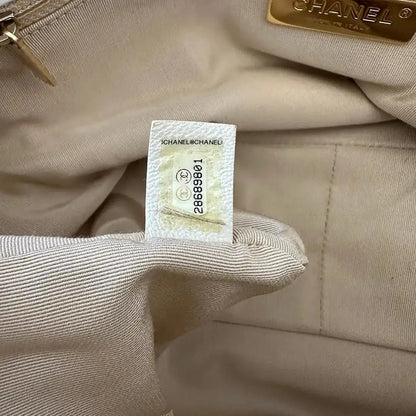 Chanel Chanel 19 Maxitasche Lammleder weiß / sehr gut Chanel