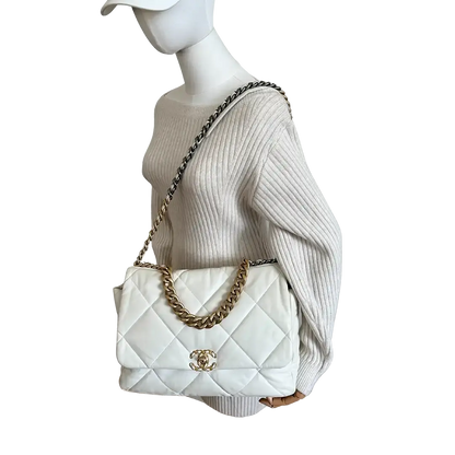 Chanel Chanel 19 Maxitasche Lammleder weiß / sehr gut Chanel