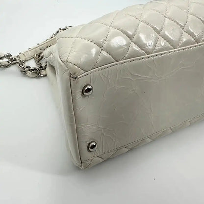 Chanel Mademoiselle Lackleder Tasche weiß / akzeptabel Chanel