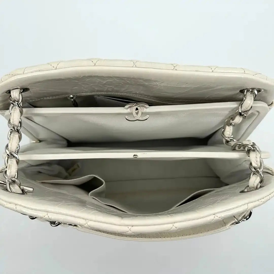 Chanel Mademoiselle Lackleder Tasche weiß / akzeptabel Chanel