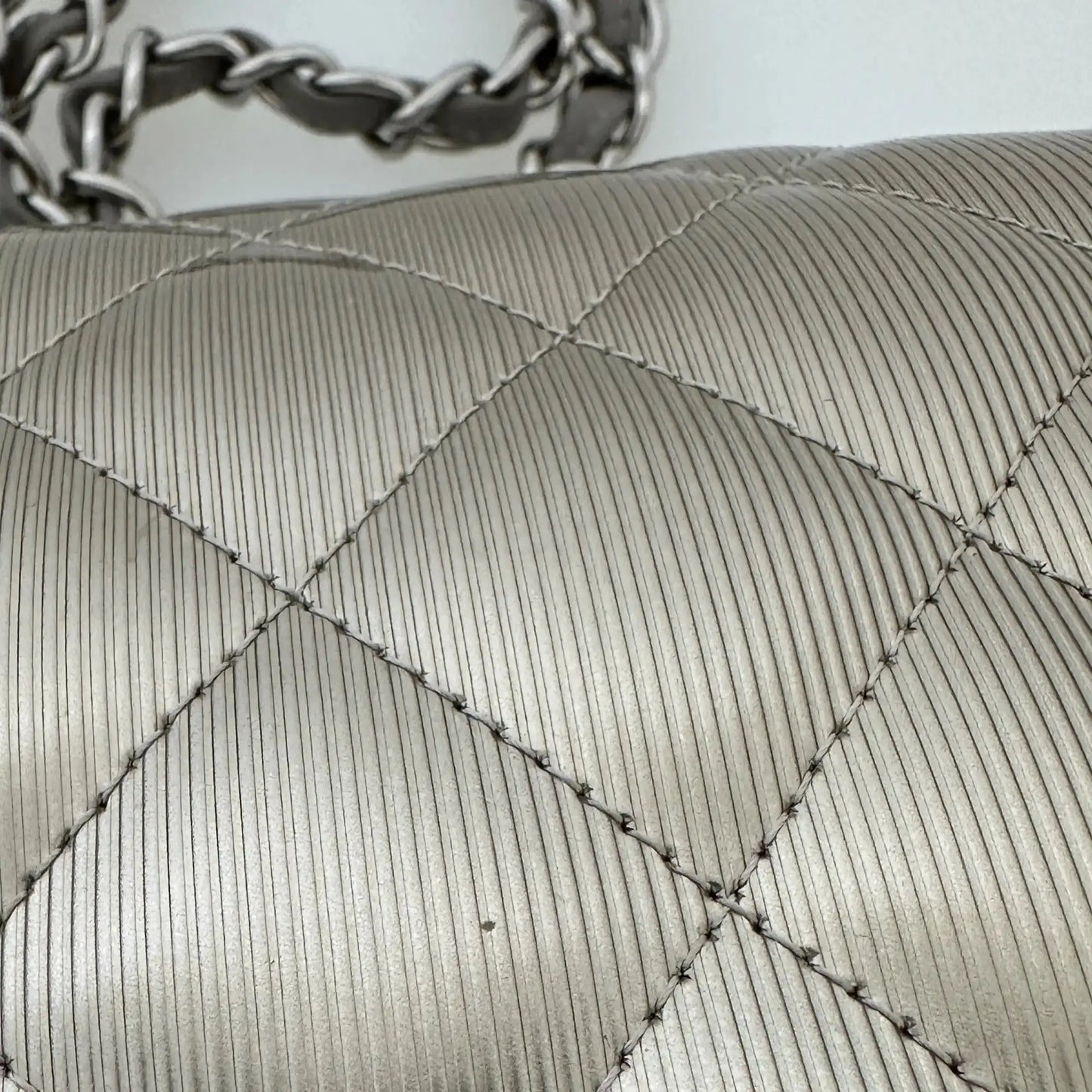 Chanel Timeless Maxi Double Flap Bag Champagner geprägtes Leder mit Iridescent-Finish selten / neuwertig Chanel