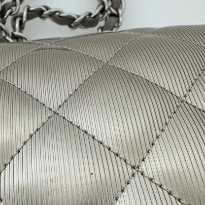 Chanel Timeless Maxi Double Flap Bag Champagner geprägtes Leder mit Iridescent-Finish selten / neuwertig Chanel