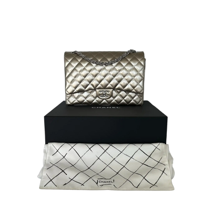 Chanel Timeless Maxi Double Flap Bag Champagner geprägtes Leder mit Iridescent-Finish selten / neuwertig Chanel