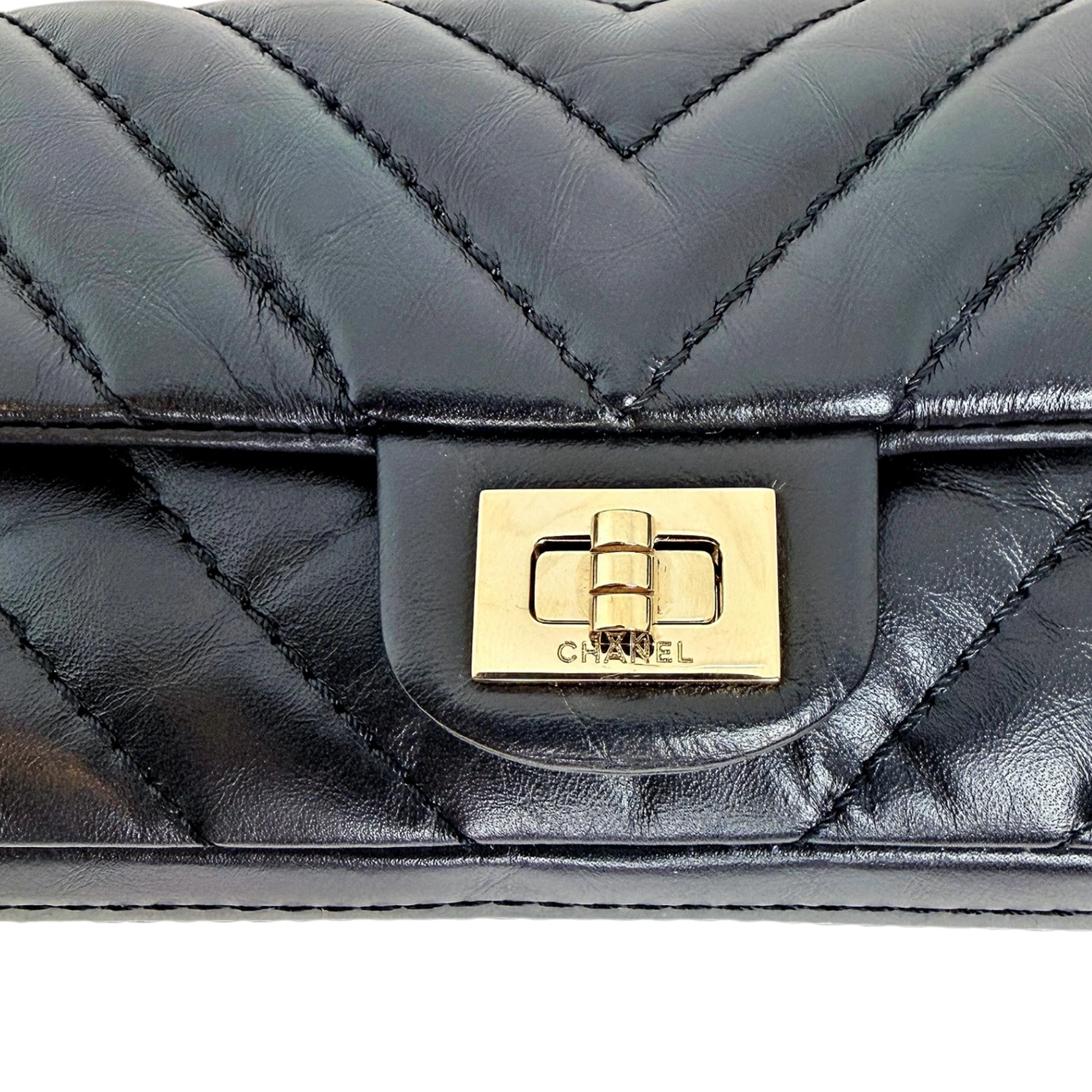 Chanel 2.55 Reissue Belt Bag Chevron Aged Calfskin Schwarz Gold Chanel