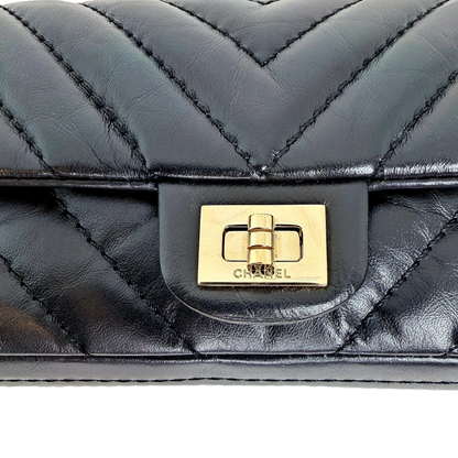 Chanel 2.55 Reissue Belt Bag Chevron Aged Calfskin Schwarz Gold Chanel