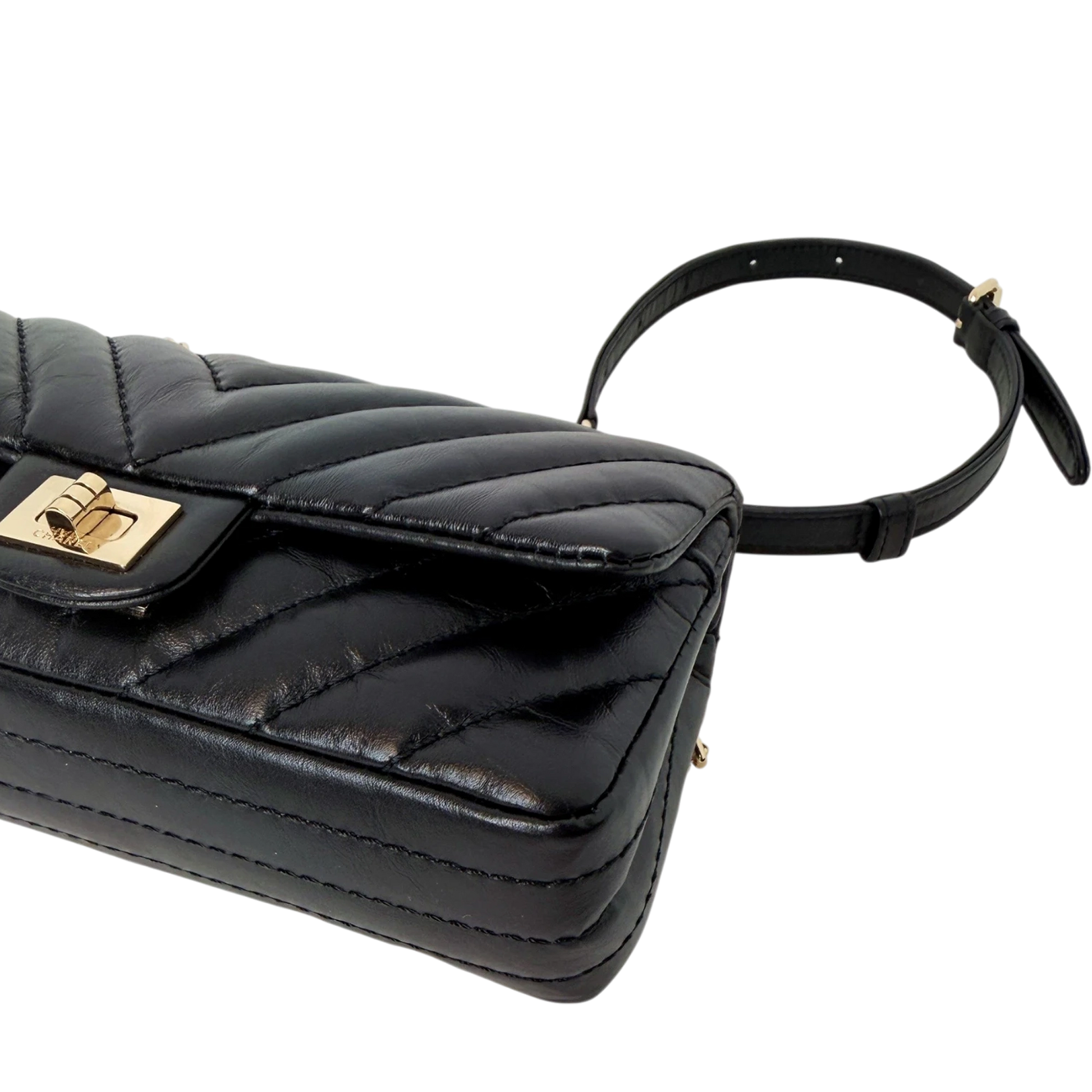 Chanel 2.55 Reissue Belt Bag Chevron Aged Calfskin Schwarz Gold Chanel