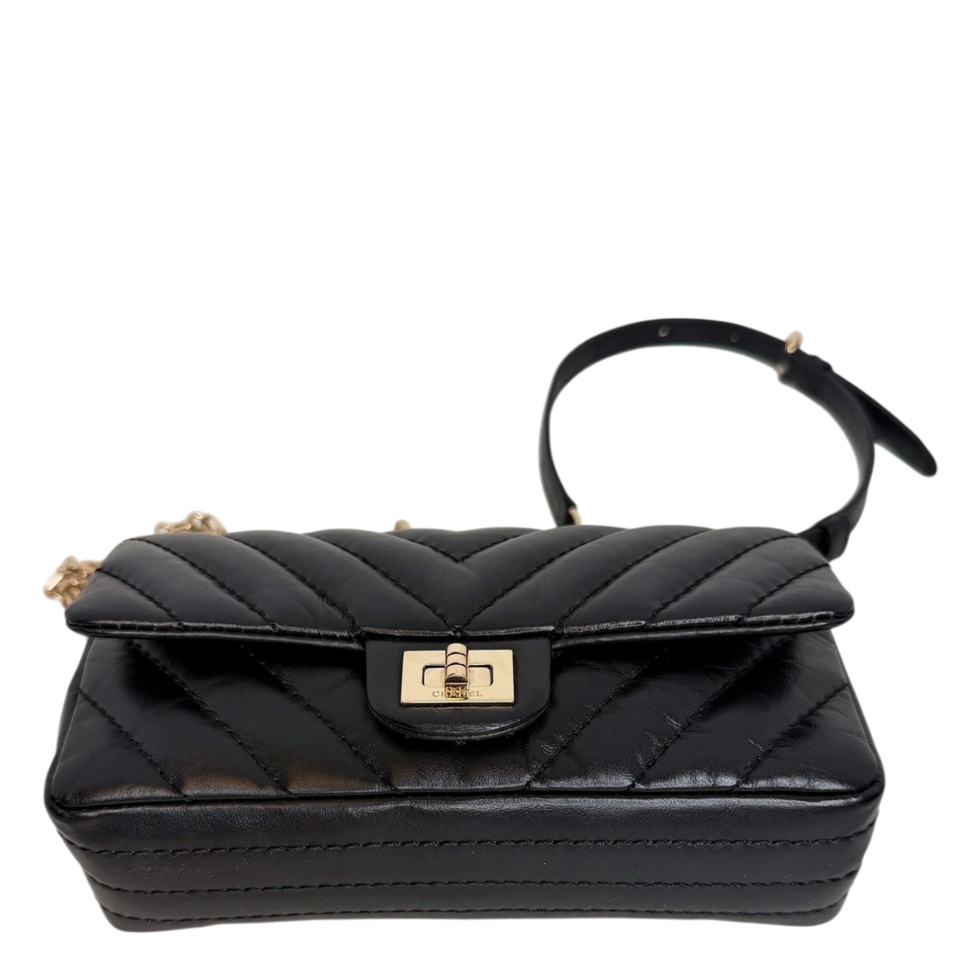 Chanel 2.55 Reissue Belt Bag Chevron Aged Calfskin Schwarz Gold Chanel