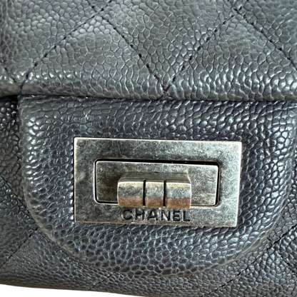 Chanel 2.55 Reissue East-West Flap Kaviarleder Grau, Ruthenium / neuwertig Chanel