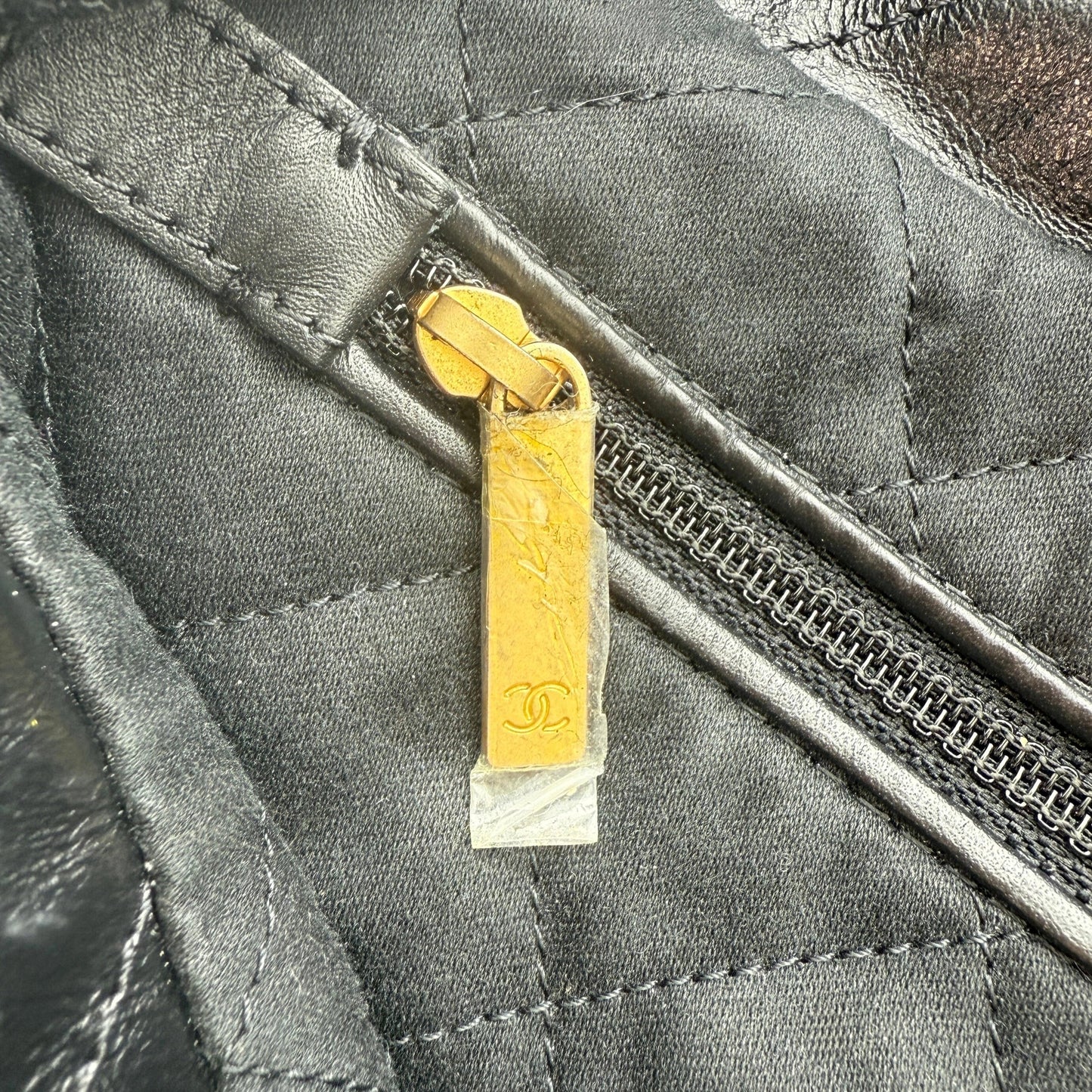 Chanel 22 kleine Hobo Bag Schwarz goldene Hardware Fullset / sehr gut Chanel