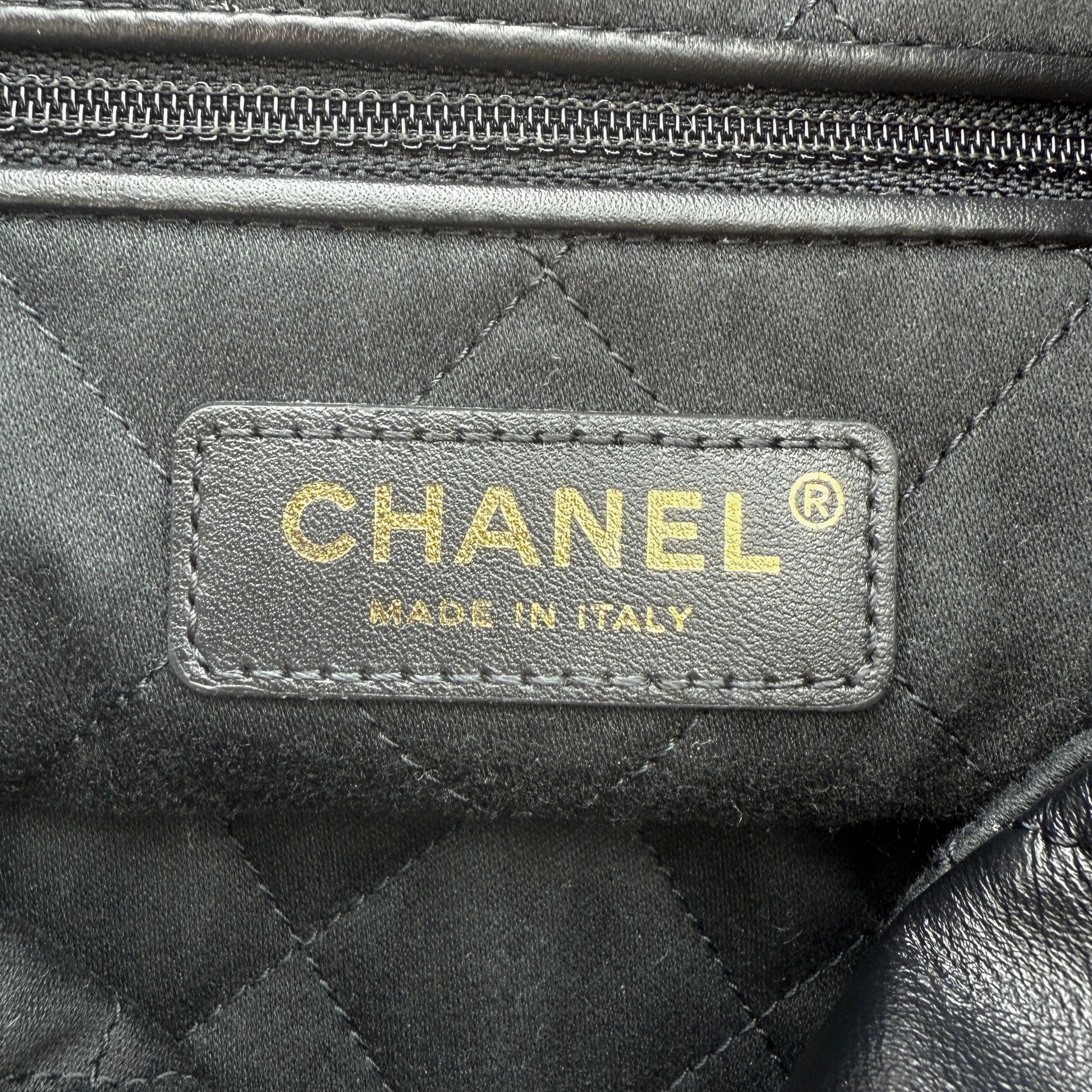 Chanel 22 kleine Hobo Bag Schwarz goldene Hardware Fullset / sehr gut Chanel
