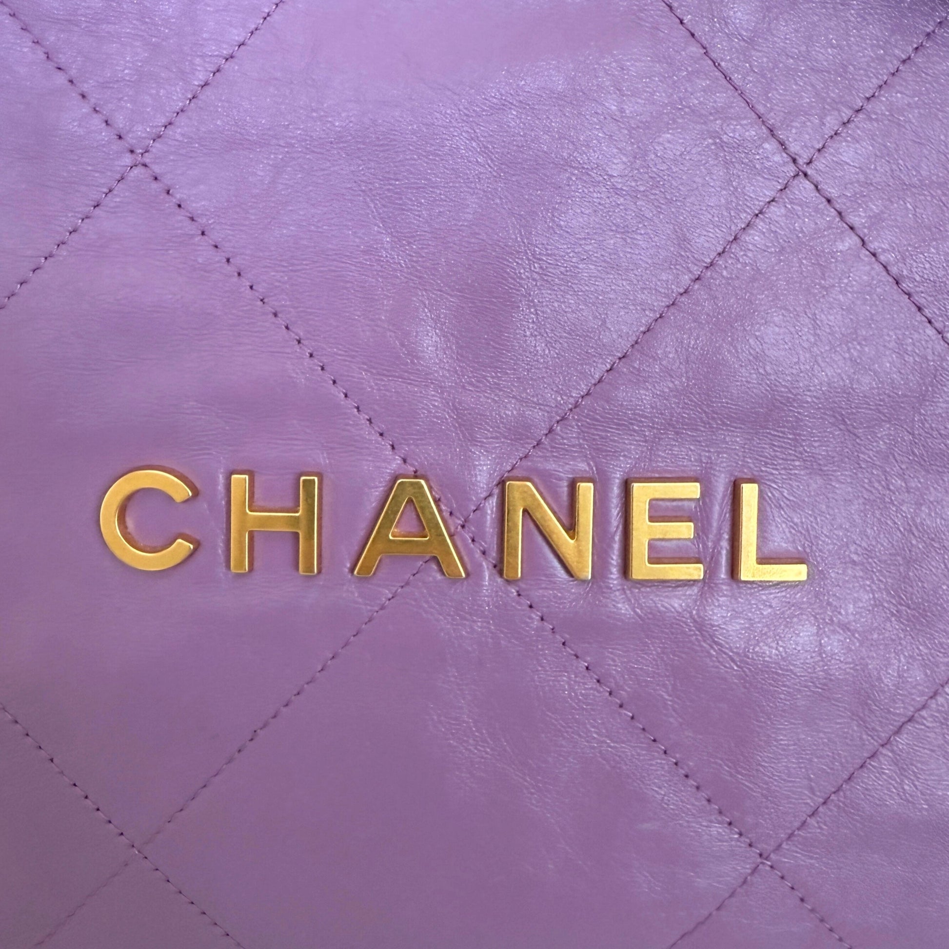 Chanel 22 mittelgroße Hobo Bag aus Kalbsleder Flieder goldene Hardware / sehr gut Chanel
