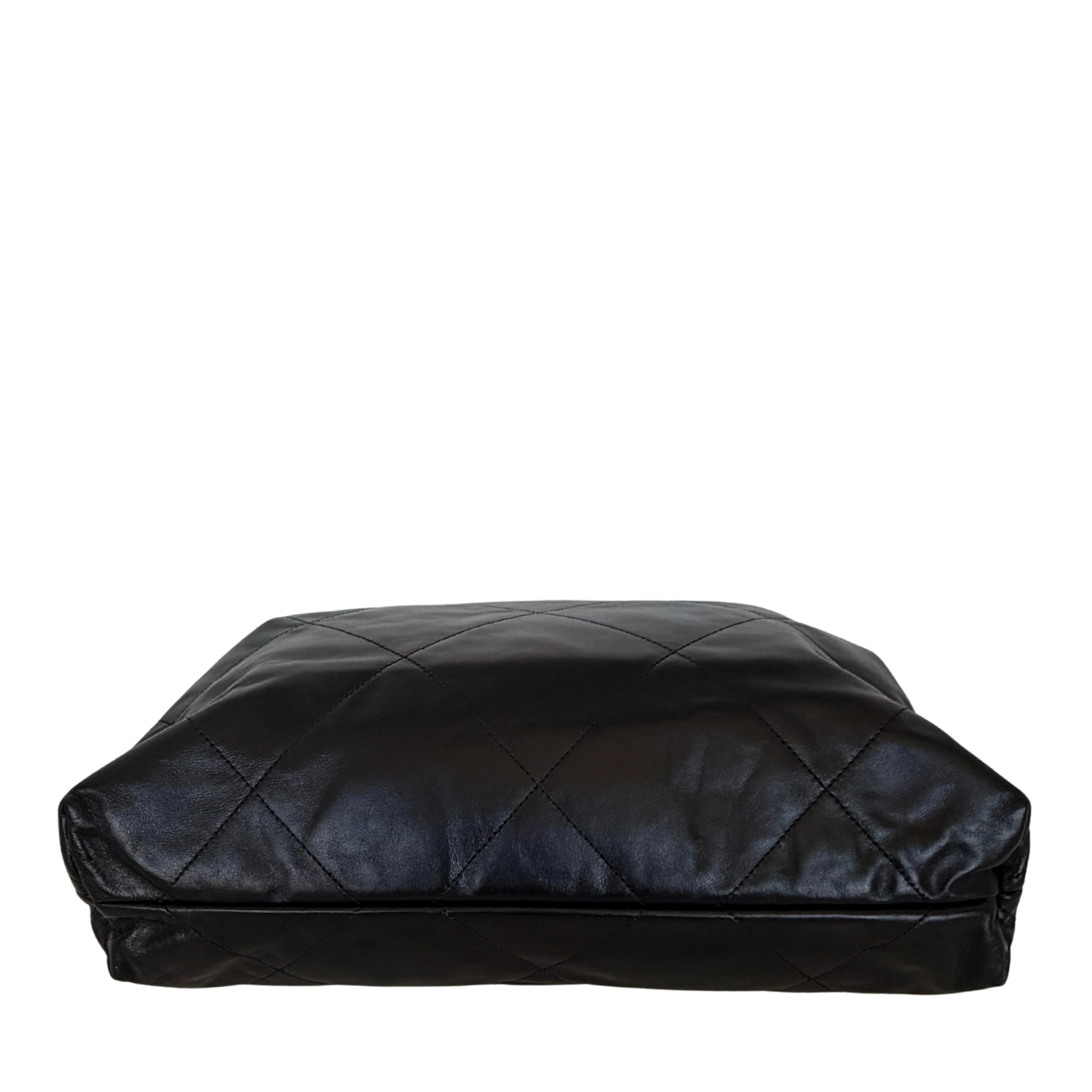 Chanel 22 kleine Hobo Bag Schwarz goldene Hardware / neuwertig Chanel