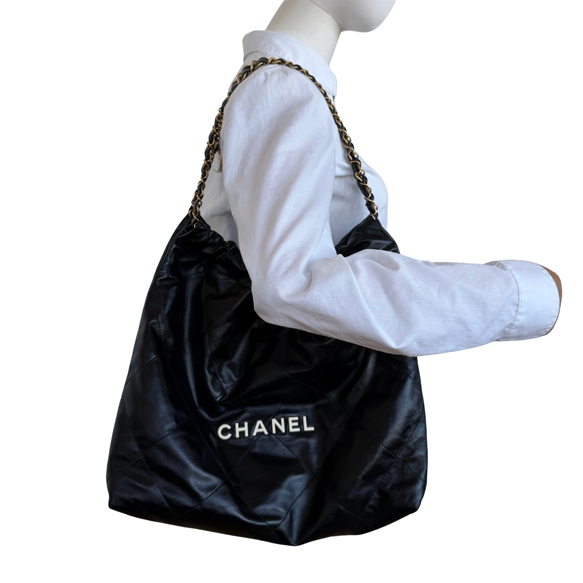 Chanel 22 kleine Hobo Bag Schwarz goldene Hardware / neuwertig Chanel