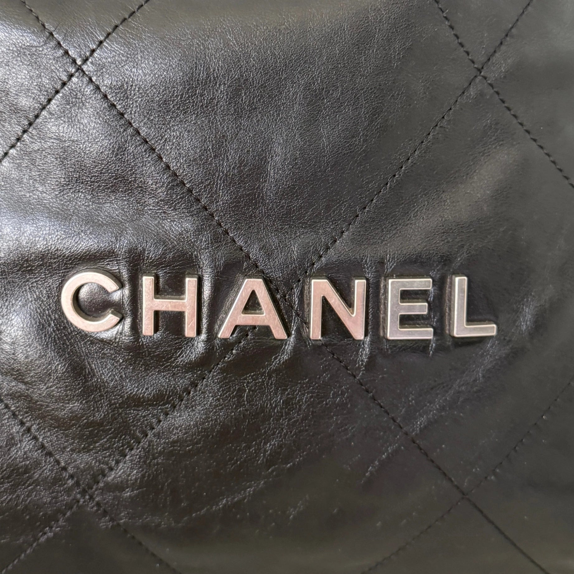 Chanel 22 mittelgroße Hobobag aus Kalbsleder Schwarz silberne Hardware / neuwertig Chanel