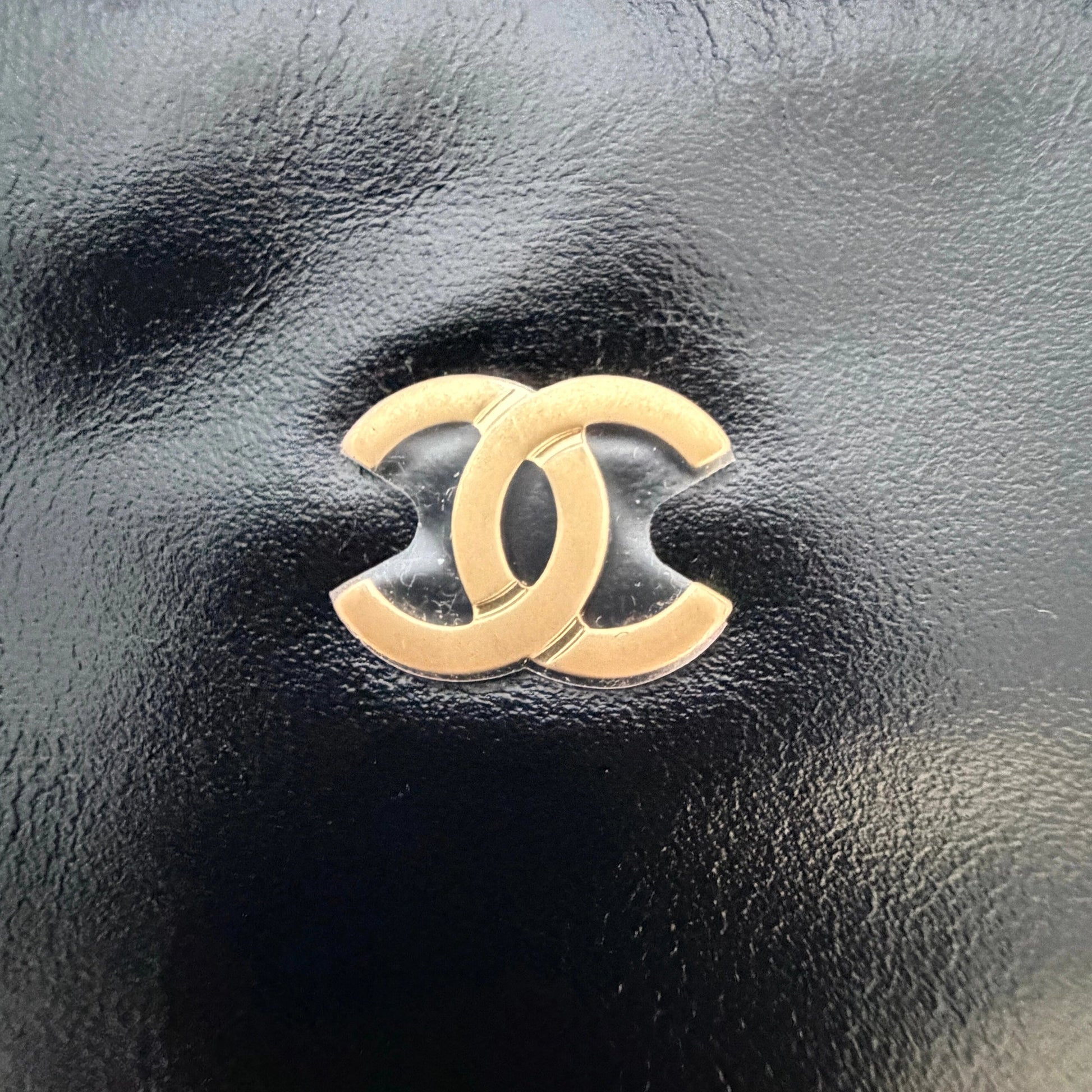 Chanel 22 kleine Hobo Bag Schwarz goldene Hardware / neuwertig Chanel