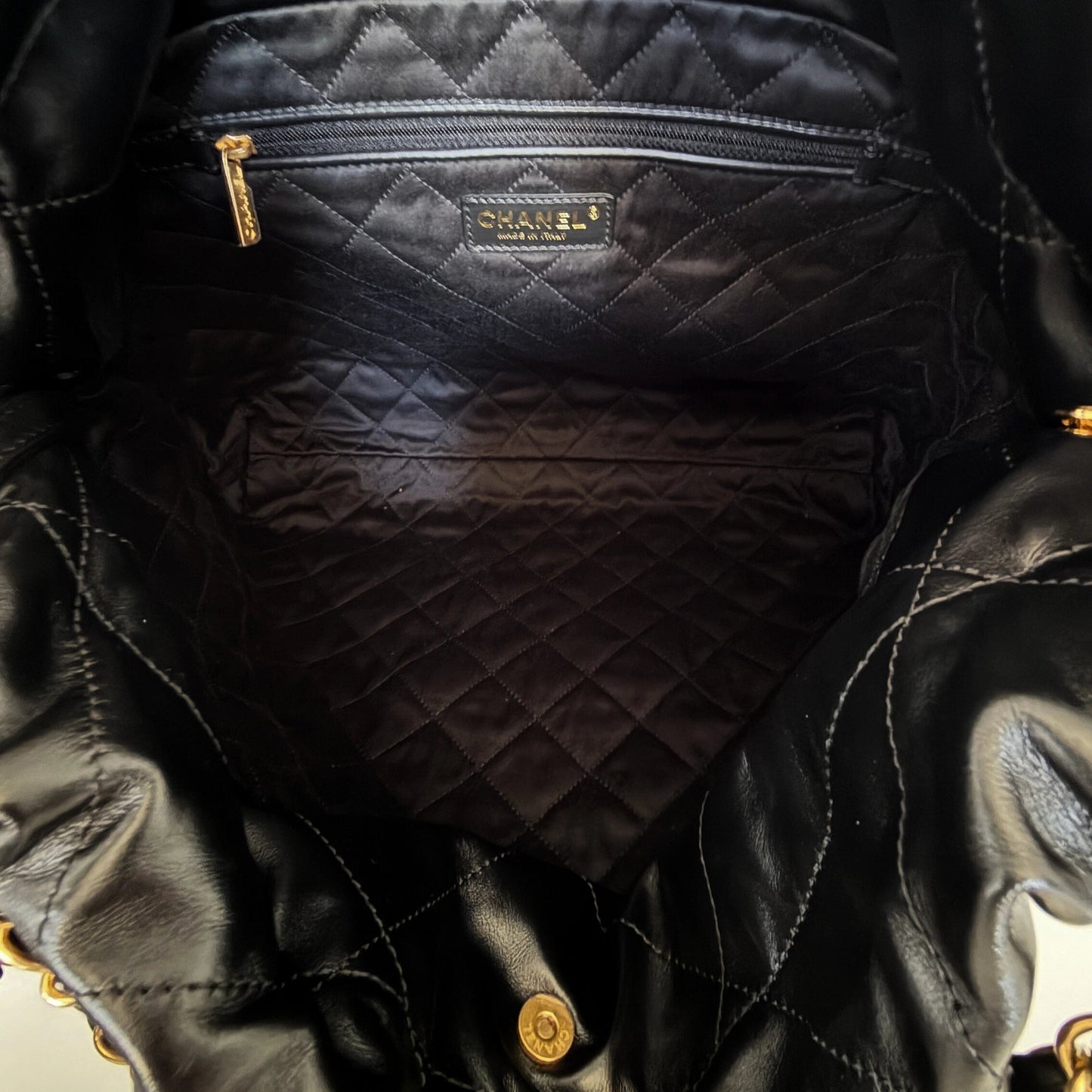 Chanel 22 kleine Hobo Bag Schwarz goldene Hardware / neuwertig Chanel