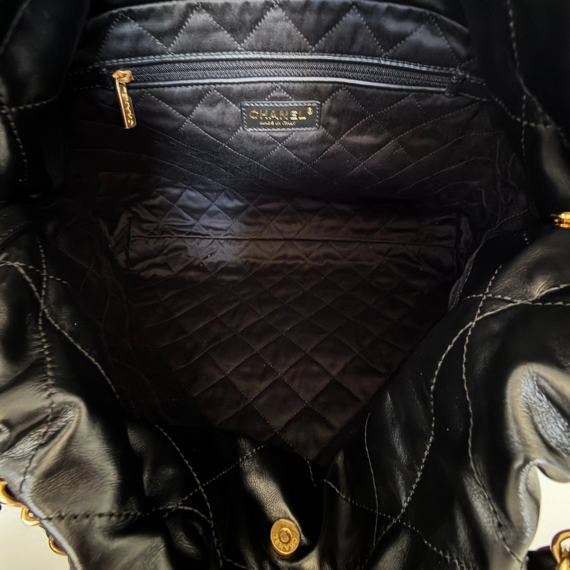 Chanel 22 kleine Hobo Bag Schwarz goldene Hardware / neuwertig Chanel