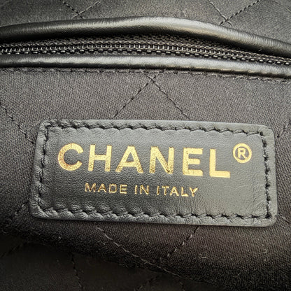 Chanel 22 kleine Hobo Bag Schwarz goldene Hardware / neuwertig Chanel