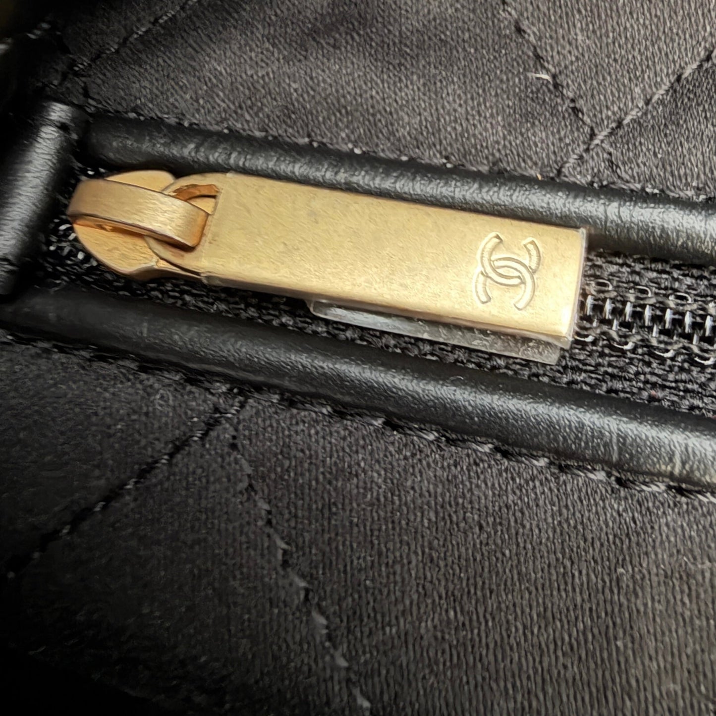 Chanel 22 kleine Hobo Bag Schwarz goldene Hardware / neuwertig Chanel