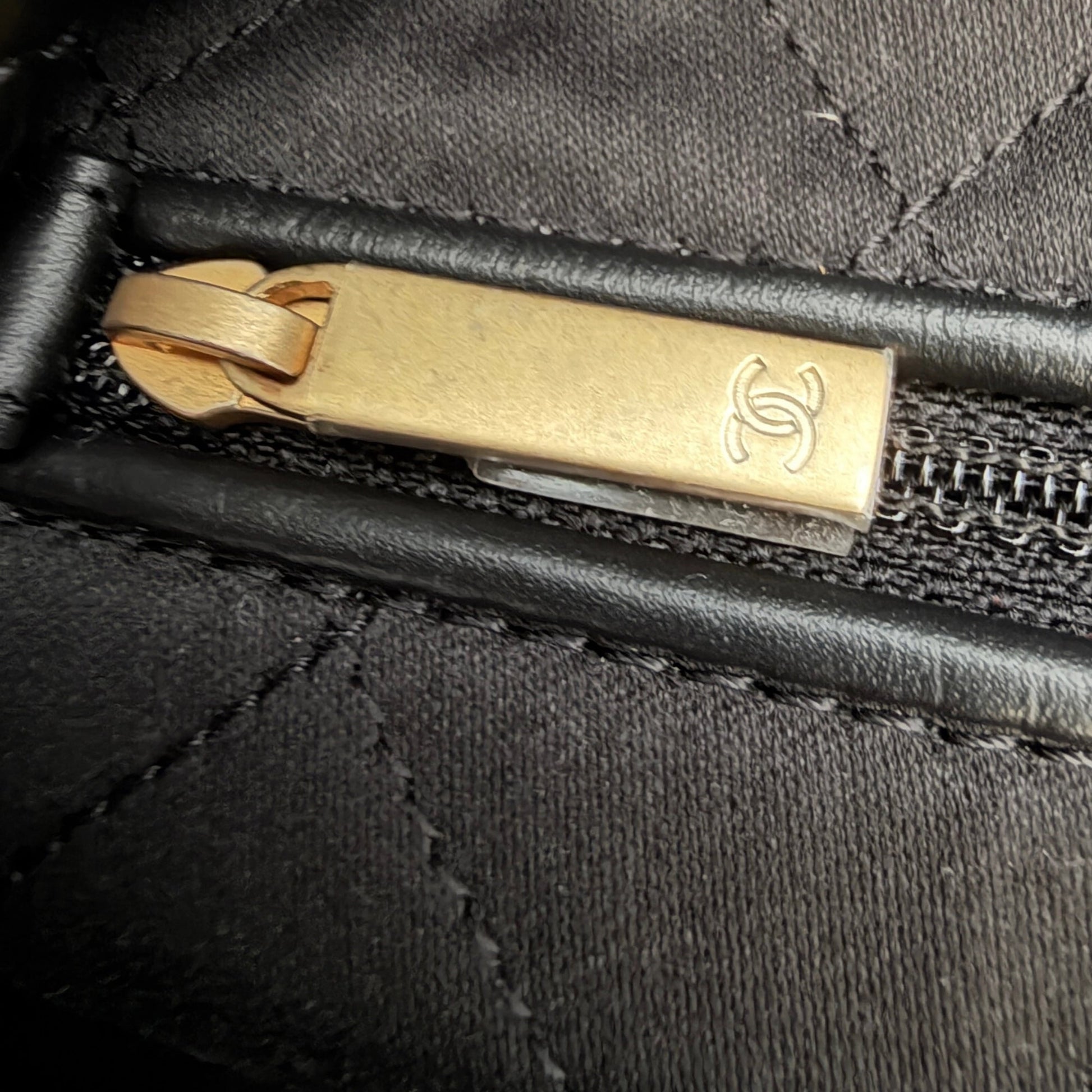 Chanel 22 kleine Hobo Bag Schwarz goldene Hardware / neuwertig Chanel