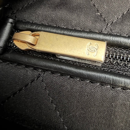 Chanel 22 kleine Hobo Bag Schwarz goldene Hardware / neuwertig Chanel