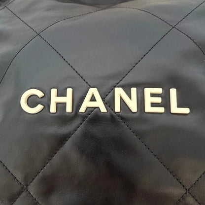 Chanel 22 kleine Hobo Bag Schwarz goldene Hardware / neuwertig Chanel