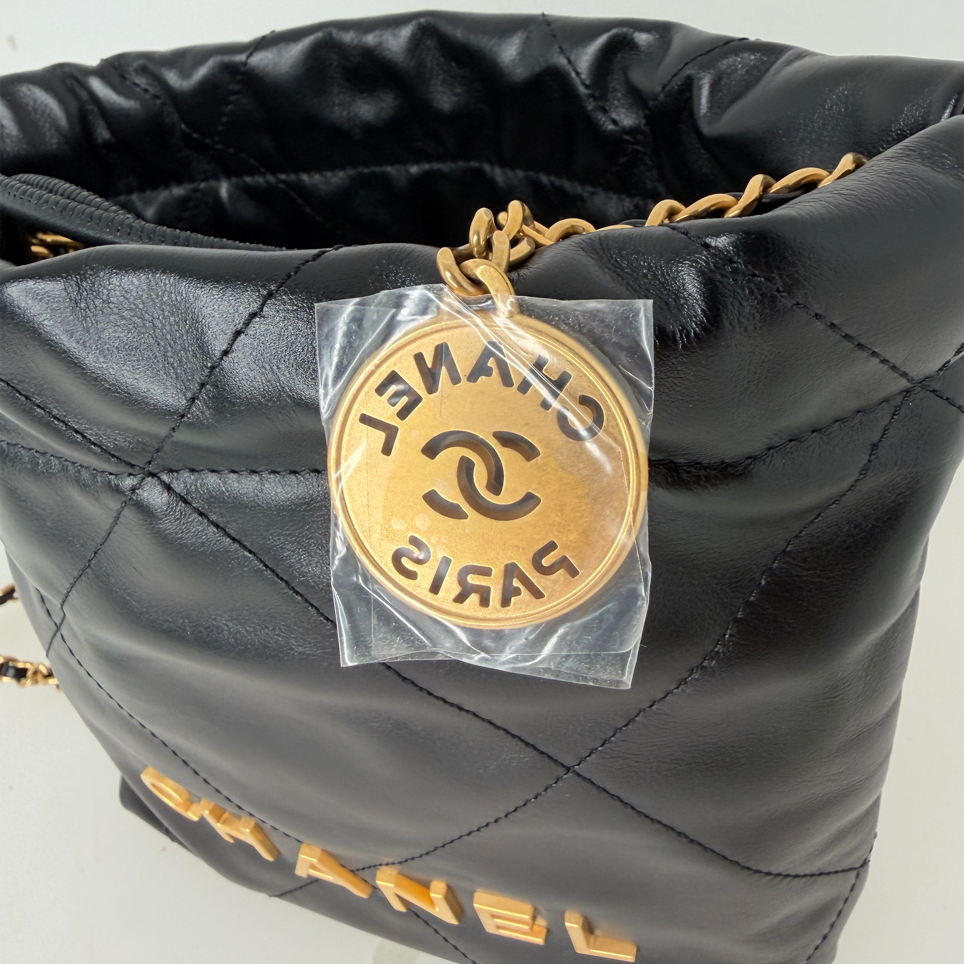 Chanel 22 klein Schwarz glänzenedes Kalbsleder GHW Fullset / neuwertig Chanel