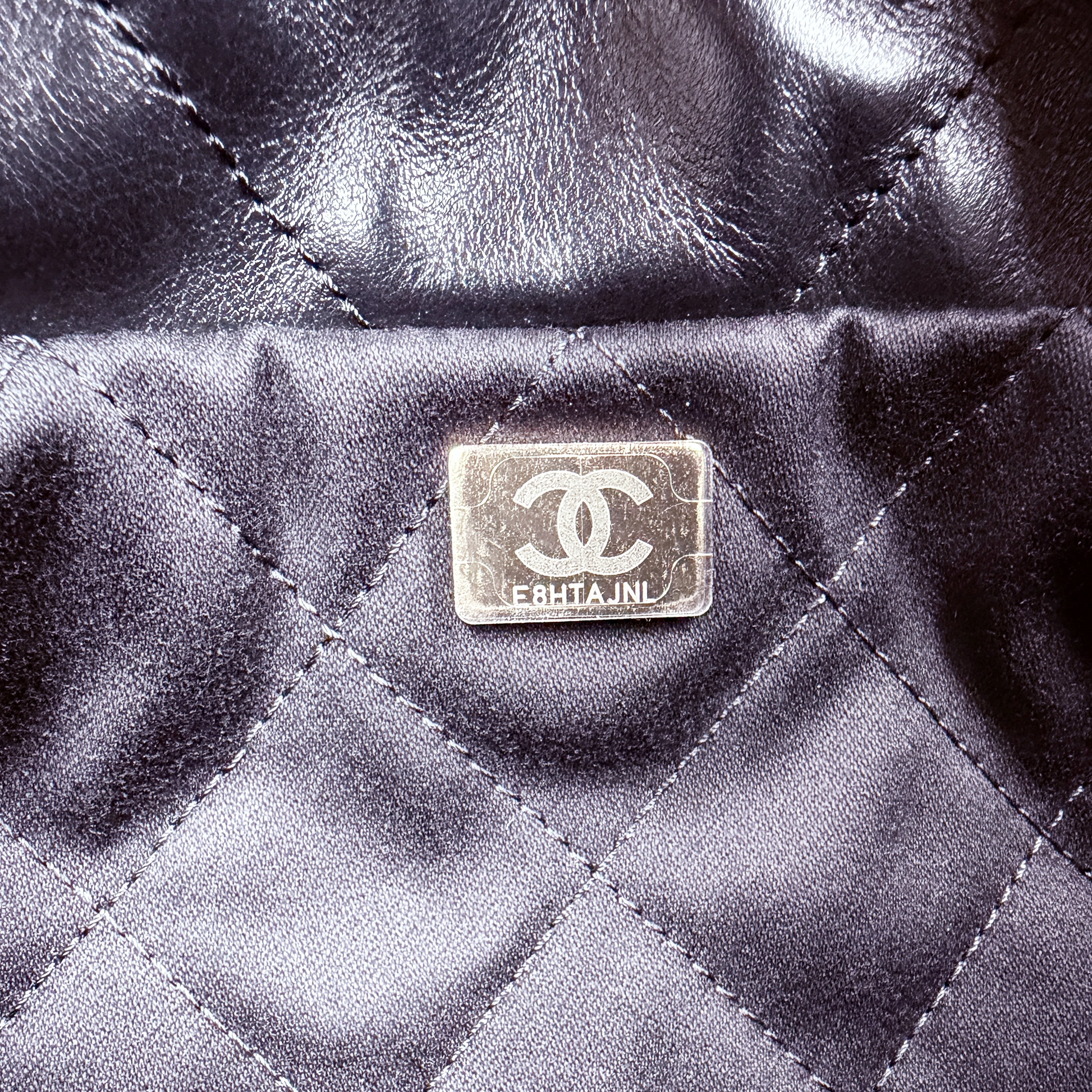 Chanel 22 klein Schwarz glänzenedes Kalbsleder GHW Fullset / neuwertig Chanel