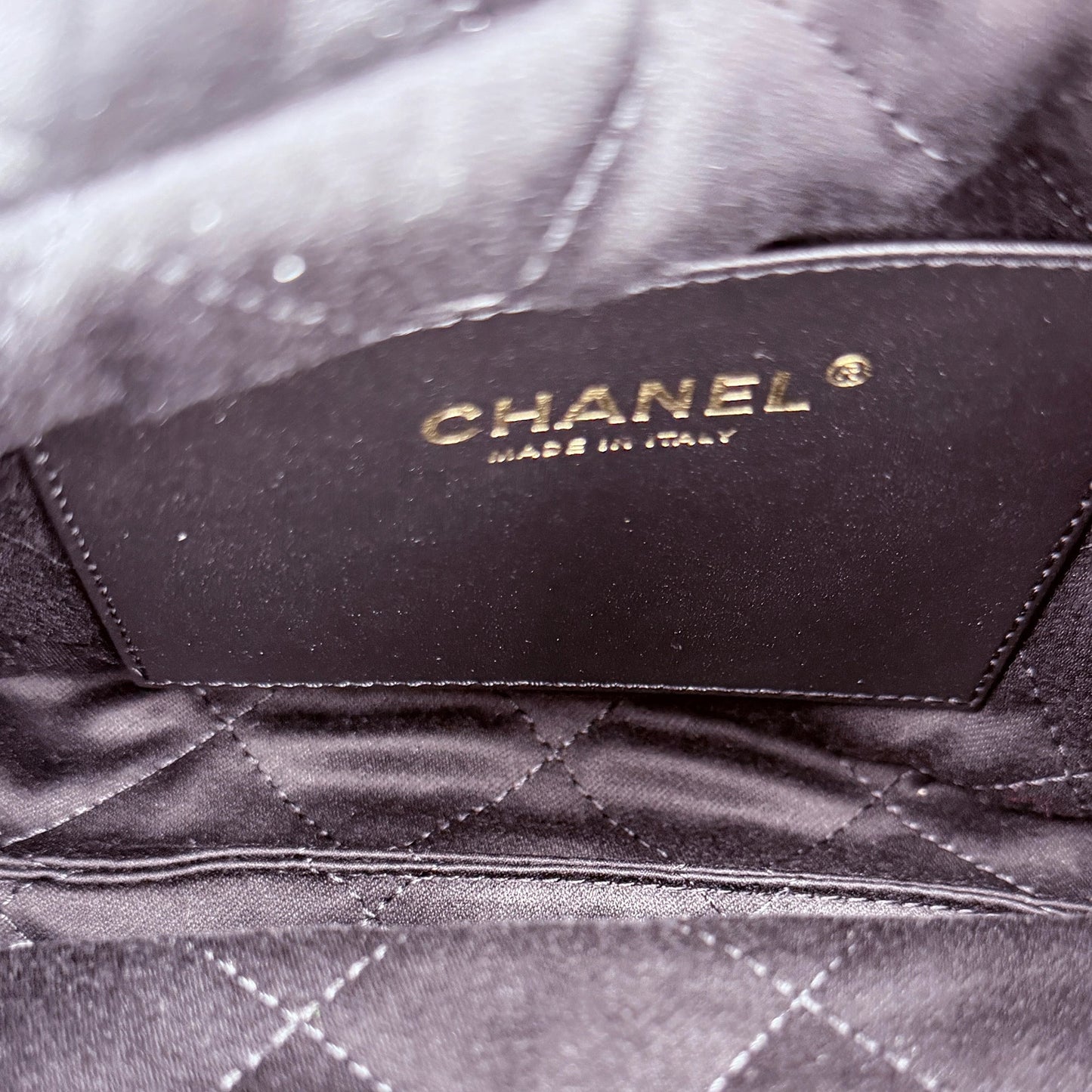 Chanel 22 klein Schwarz glänzenedes Kalbsleder GHW Fullset / neuwertig Chanel