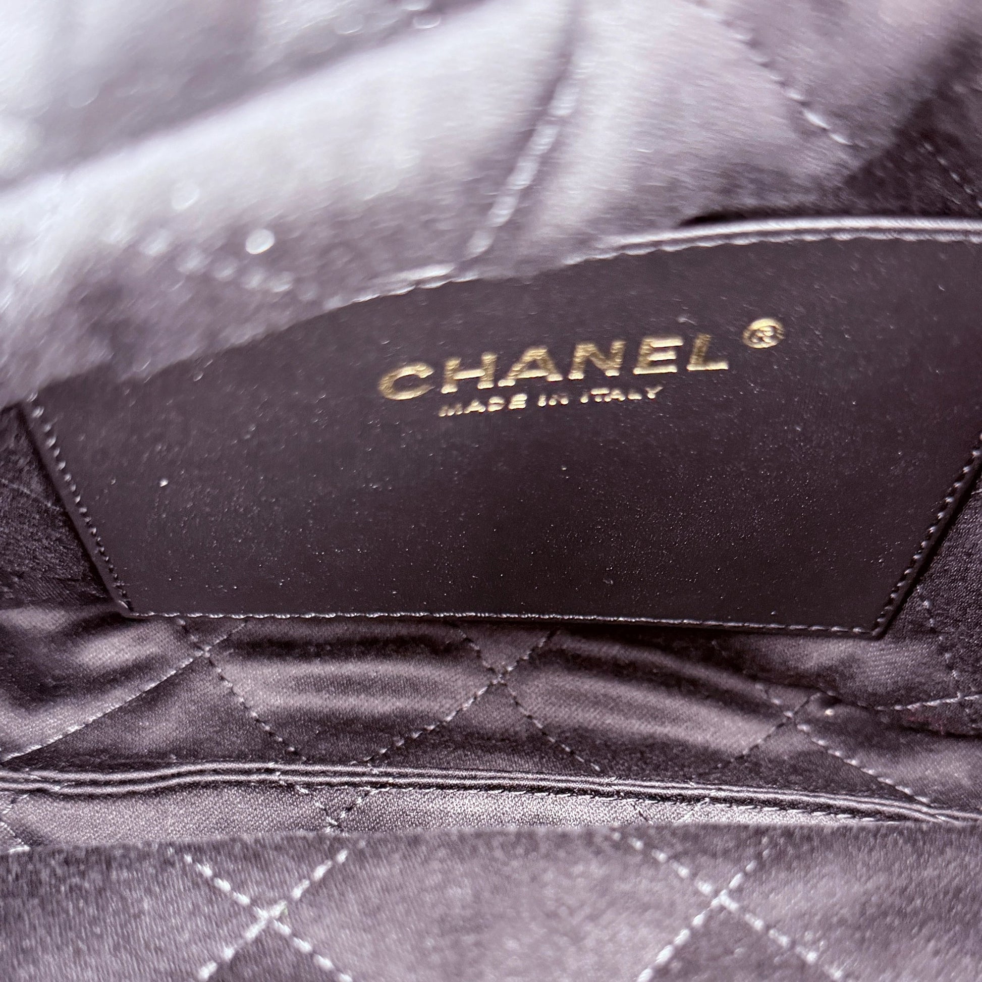 Chanel 22 klein Schwarz glänzenedes Kalbsleder GHW Fullset / neuwertig Chanel