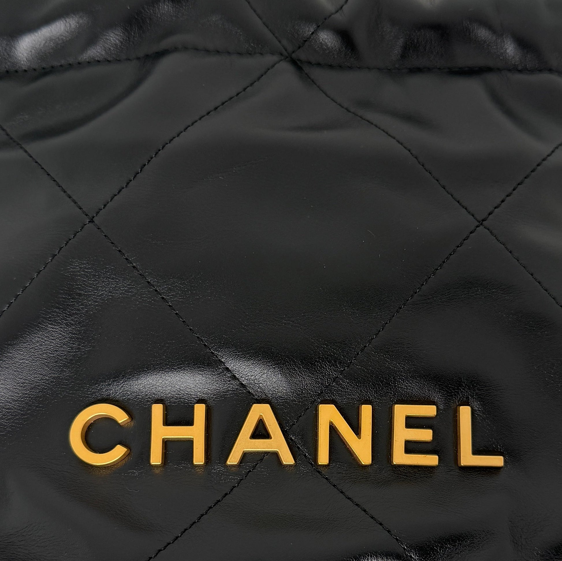 Chanel 22 klein Schwarz glänzenedes Kalbsleder GHW Fullset / neuwertig Chanel