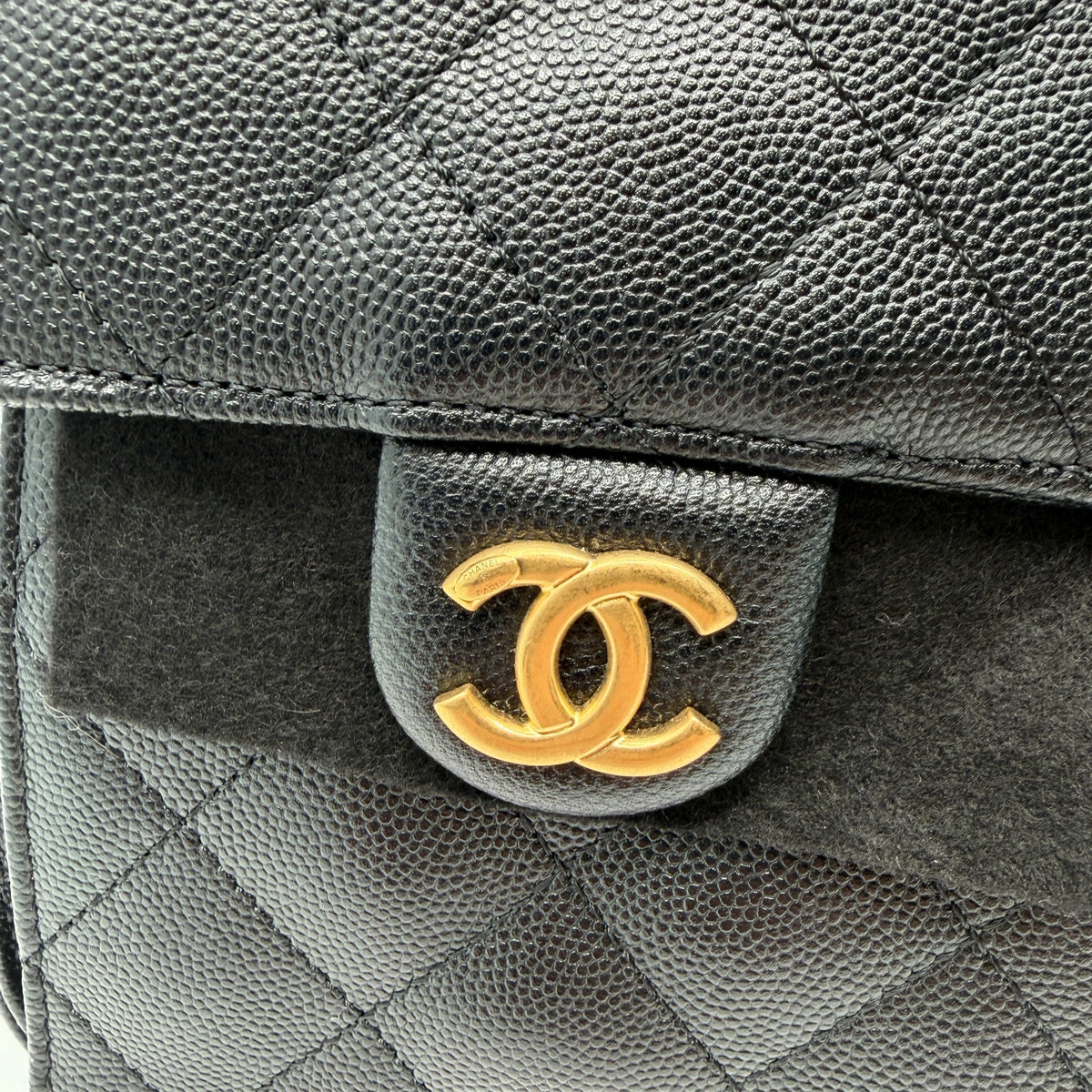 Chanel 25 Kleine Tasche Kaviarleder Schwarz Hardware Gold gealtert