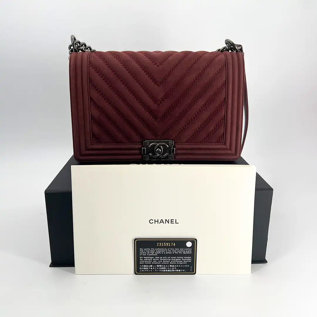 Chanel Boy Medium Nubuk Leder bordeauxrot Chevron Muster / sehr gut Chanel