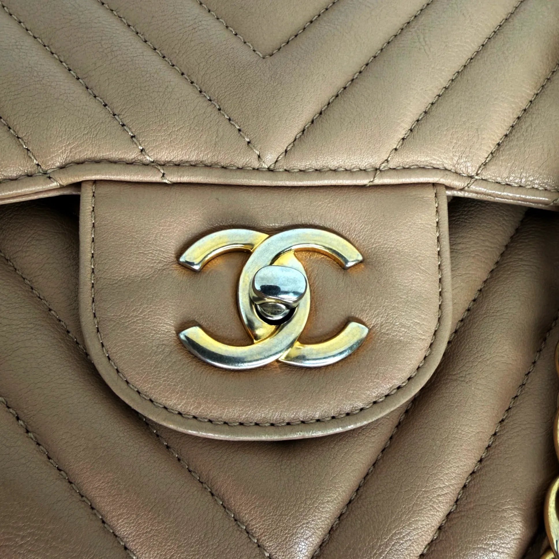 Chanel Classic Double Flap Bag Jumbo Chevron beige Chanel